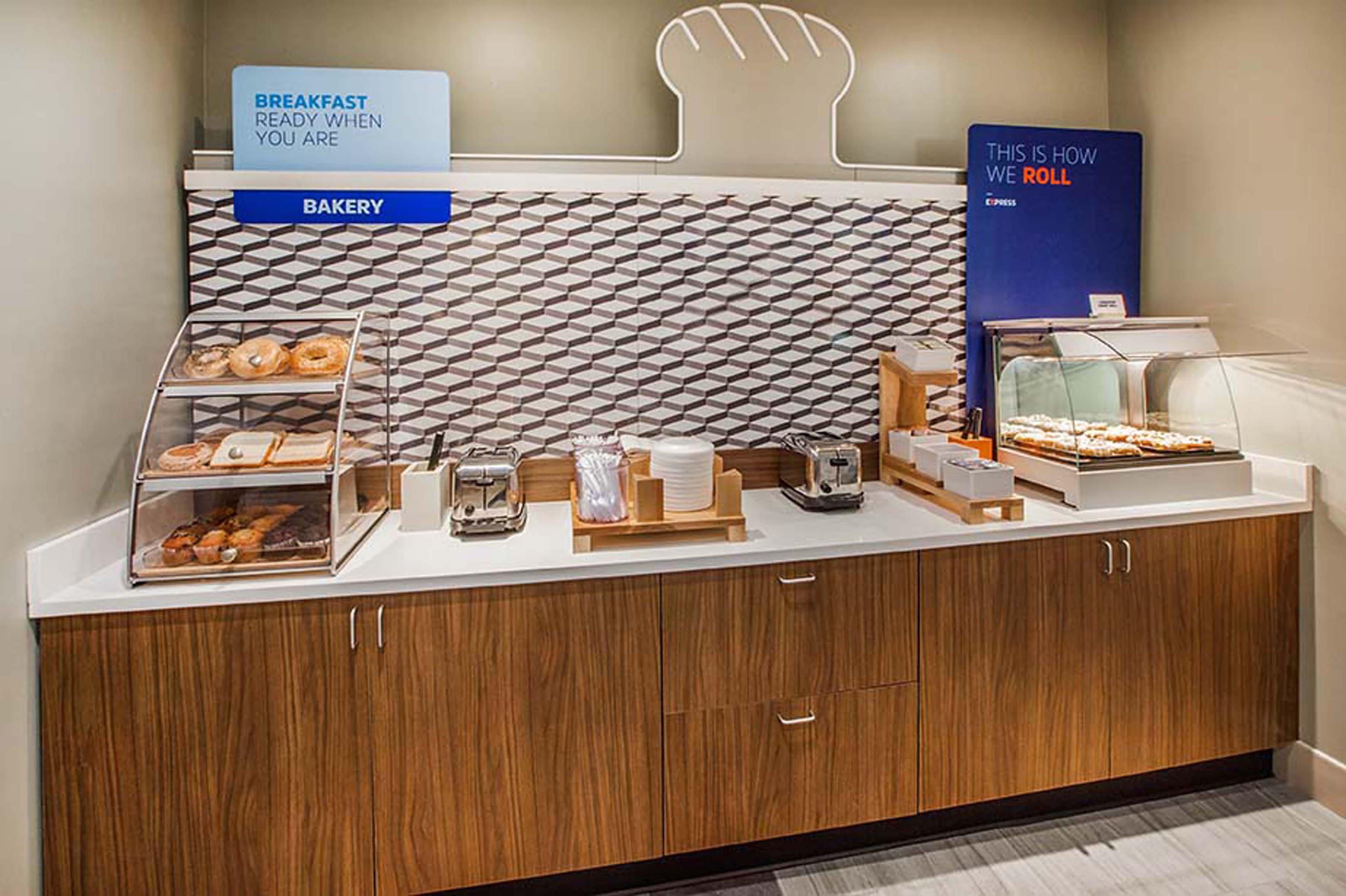 Holiday Inn Express & Suites Greenwood Mall By Ihg Buitenkant foto