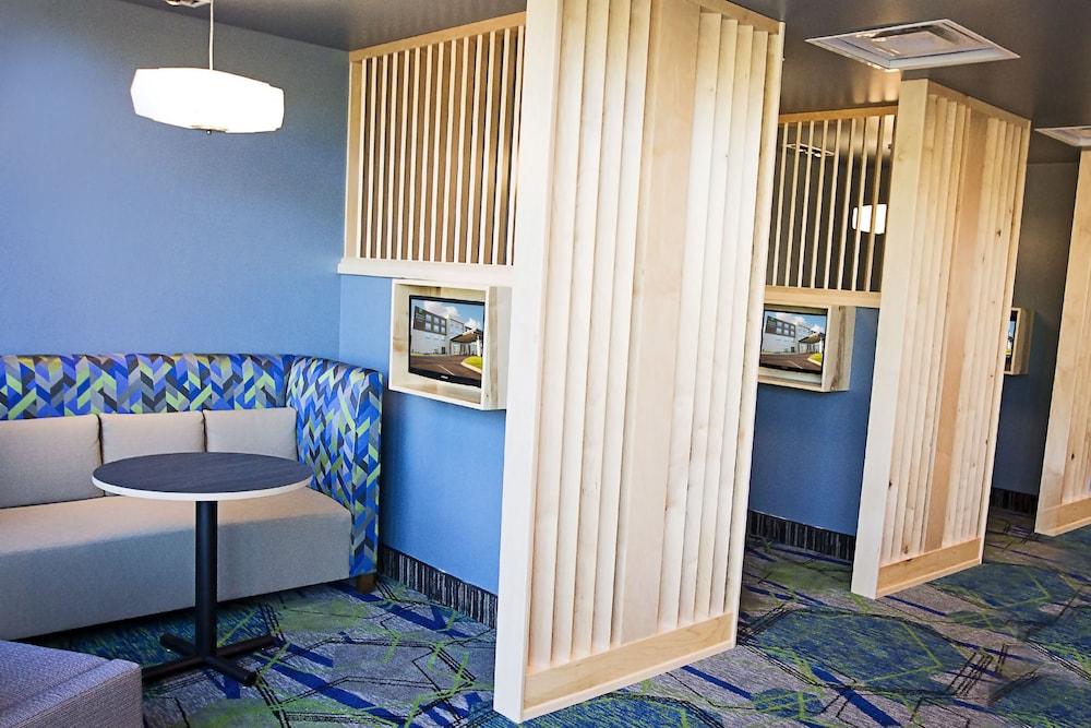 Holiday Inn Express & Suites Greenwood Mall By Ihg Buitenkant foto